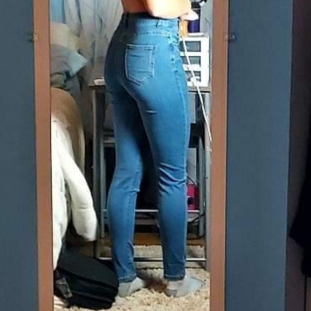 Form fitting medium blue button up Jeans